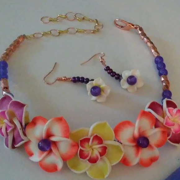 PLUMERIA FLOWER NECKLACE AND EARRINGS SET. - Picture 4 of 8